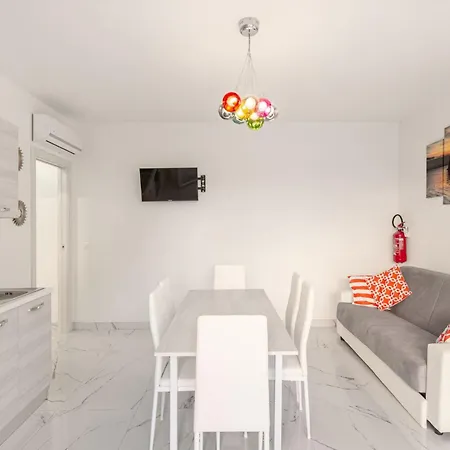 Modern With Shared Pool *